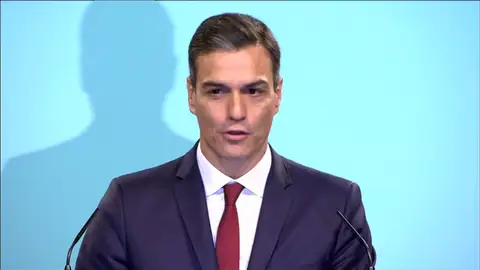 Pedro Sánchez lee el artículo 2 de la Constitución Pedro Sánchez lee el artículo 2 de la Constitución