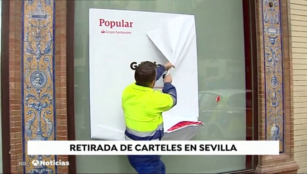 Operación limpieza en Sevilla: el Ayuntamiento retira carteles publicitarios de toldos y marquesinas en el entorno de la Catedral