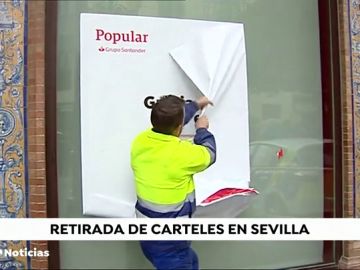 Operación limpieza en Sevilla: el Ayuntamiento retira carteles publicitarios de toldos y marquesinas en el entorno de la Catedral Operación limpieza en Sevilla: el Ayuntamiento retira carteles publicitarios de toldos y marquesinas en el entorno de la Catedral