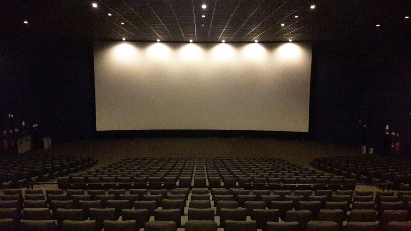 ¿Es ilegal que los cines impidan entrar con comida y bebida?
