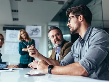 Hombre hablando Hombre hablando