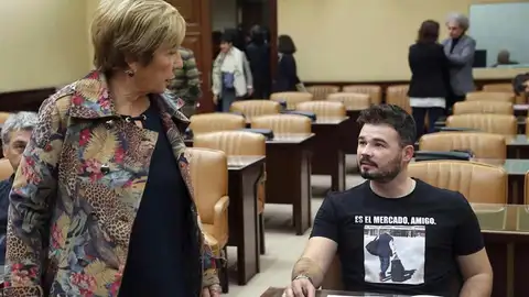 La diputada del PP Celia Villalobos junto al portavoz de ERC, Gabriel Rufián La diputada del PP Celia Villalobos junto al portavoz de ERC, Gabriel Rufián