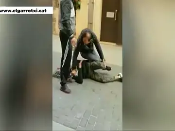 Los clientes de una tienda retienen a un ladrón que acaba de robar un móvil Los clientes de una tienda retienen a un ladrón que acaba de robar un móvil