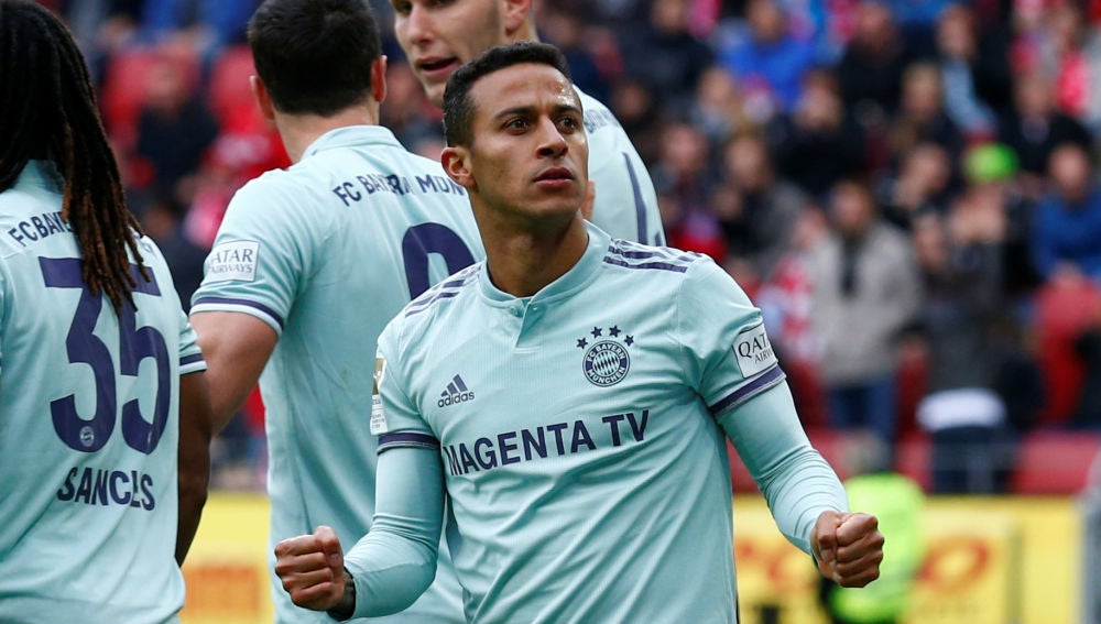 Thiago Alcántara celebra un gol con el Bayern