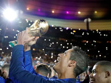 Varane sostiene el trofeo de la Copa del Mundo Varane sostiene el trofeo de la Copa del Mundo