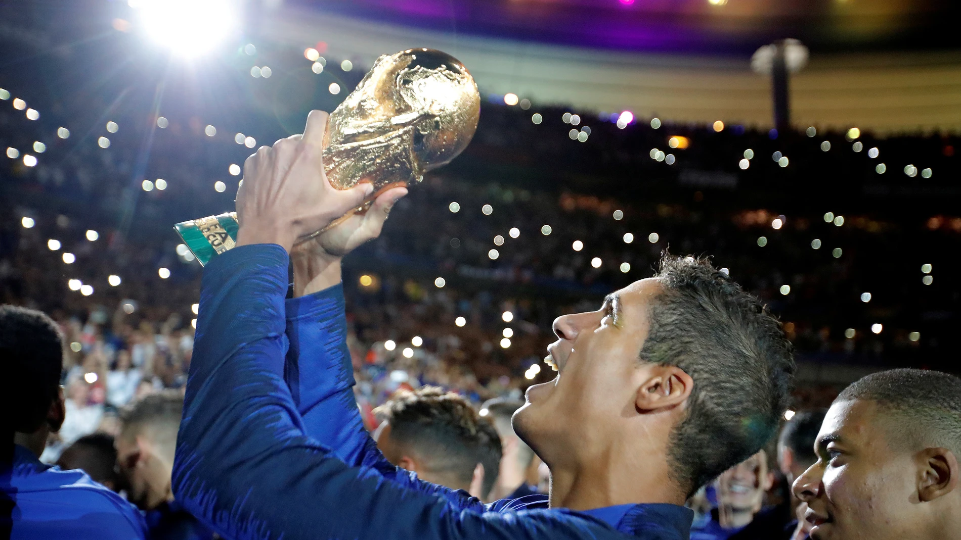 Varane sostiene el trofeo de la Copa del Mundo Varane sostiene el trofeo de la Copa del Mundo
