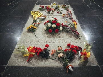 Flores en la tumba de Francisco Franco