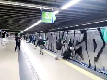 Un grupo de 15 grafiteros obligan a un maquinista de Metro a mover el tren para pintarlo
