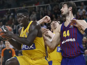 Tomic defiende una jugada ante el Maccabi Tomic defiende una jugada ante el Maccabi