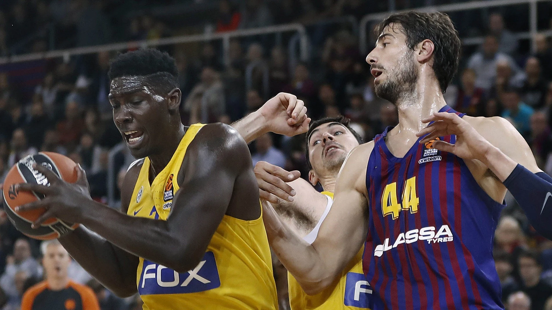 Tomic defiende una jugada ante el Maccabi Tomic defiende una jugada ante el Maccabi