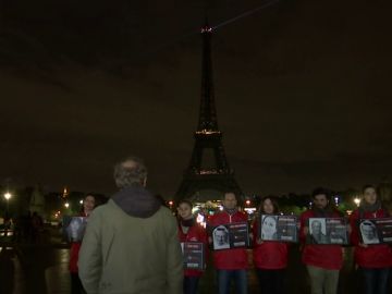 La Torre Eiffel se apaga en recuerdo a los periodistas asesinados