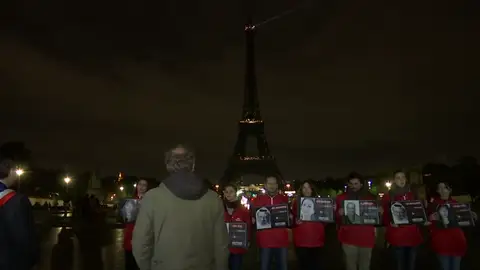 La Torre Eiffel se apaga en recuerdo a los periodistas asesinados La Torre Eiffel se apaga en recuerdo a los periodistas asesinados