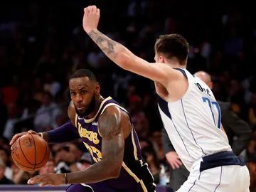 LeBron James intenta entrar a canasta ante la defensa de Luka Doncic LeBron James intenta entrar a canasta ante la defensa de Luka Doncic