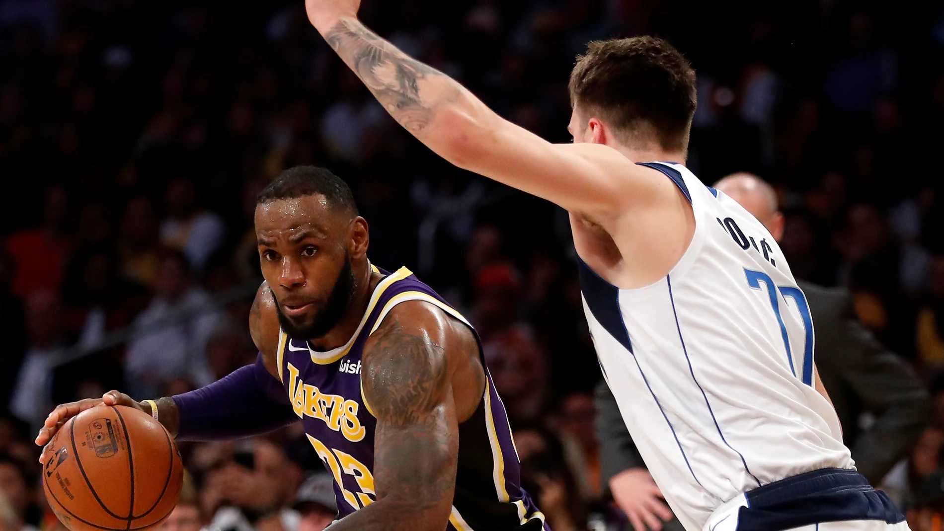 LeBron James intenta entrar a canasta ante la defensa de Luka Doncic LeBron James intenta entrar a canasta ante la defensa de Luka Doncic
