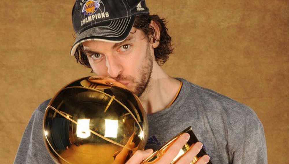 Pau Gasol posa con uno de los títulos que ganó con los Lakers