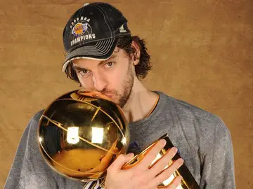 Pau Gasol posa con uno de los títulos que ganó con los Lakers Pau Gasol posa con uno de los títulos que ganó con los Lakers