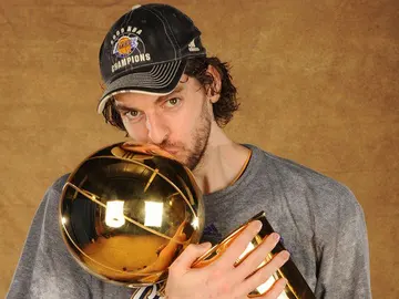 Pau Gasol posa con uno de los títulos que ganó con los Lakers Pau Gasol posa con uno de los títulos que ganó con los Lakers