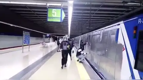 Un maquinista del Metro de Madrid sufre una crisis de ansiedad tras ser obligado por unos grafiteros a mover el tren para pintarlo Un maquinista del Metro de Madrid sufre una crisis de ansiedad tras ser obligado por unos grafiteros a mover el tren para pintarlo
