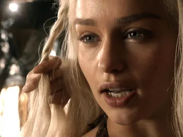 Emilia Clarke como Daenerys Targaryen Emilia Clarke como Daenerys Targaryen