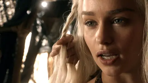 Emilia Clarke como Daenerys Targaryen Emilia Clarke como Daenerys Targaryen
