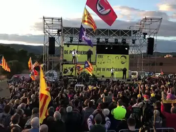 Miles de personas se concentran ante la cárcel de Lledoners para reclamar la libertad de los presos independentistas Miles de personas se concentran ante la cárcel de Lledoners para reclamar la libertad de los presos independentistas