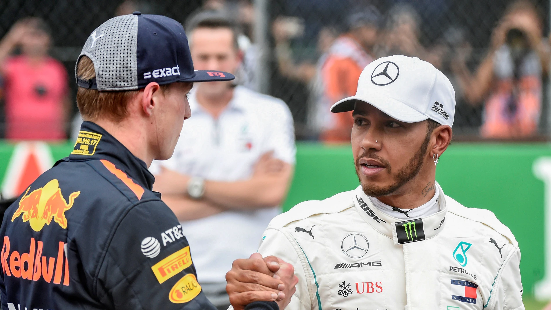 Verstappen y Hamilton se saludan antes de una carrera