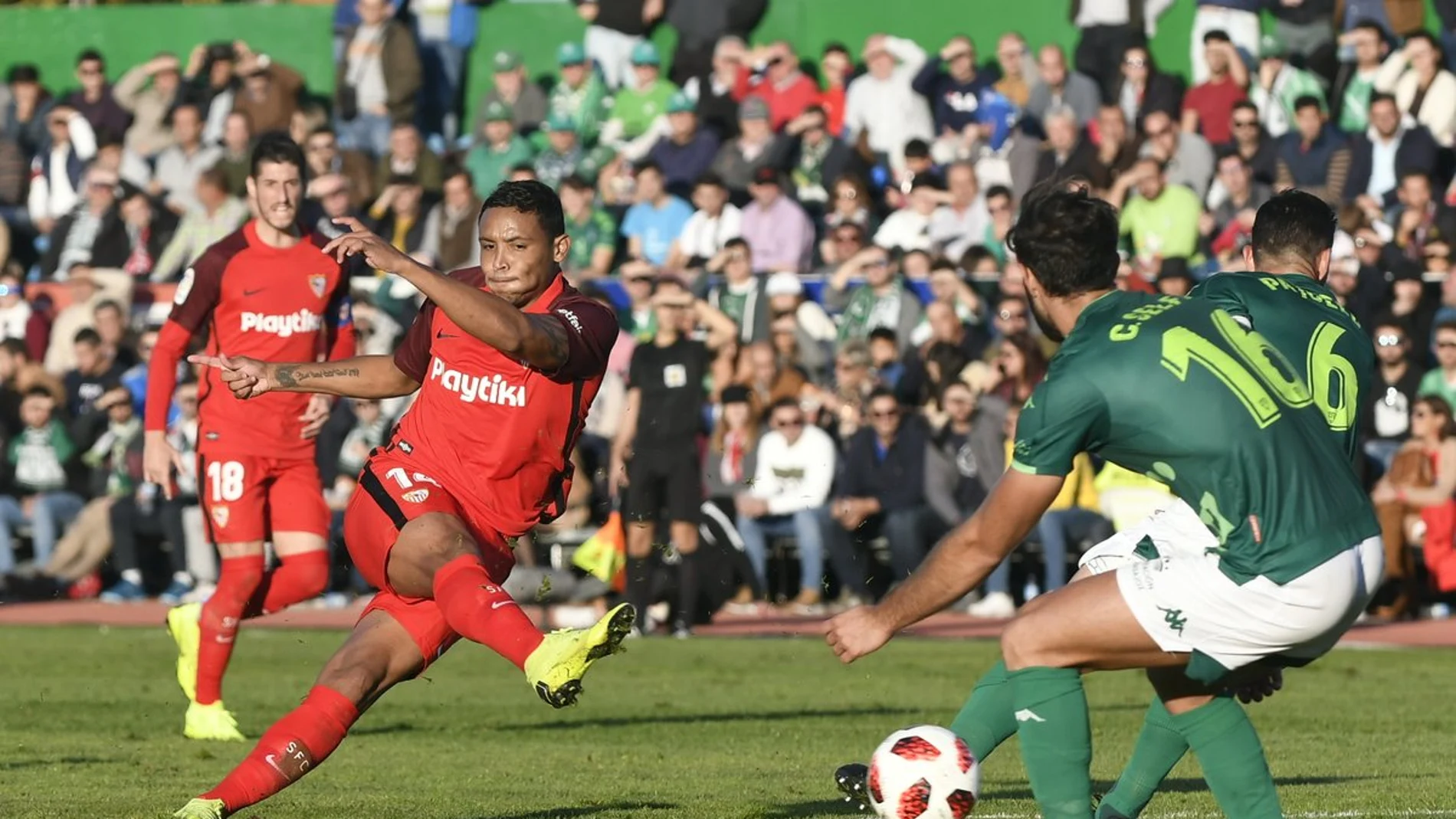 Muriel intenta un disparo ante el Villanovense Muriel intenta un disparo ante el Villanovense