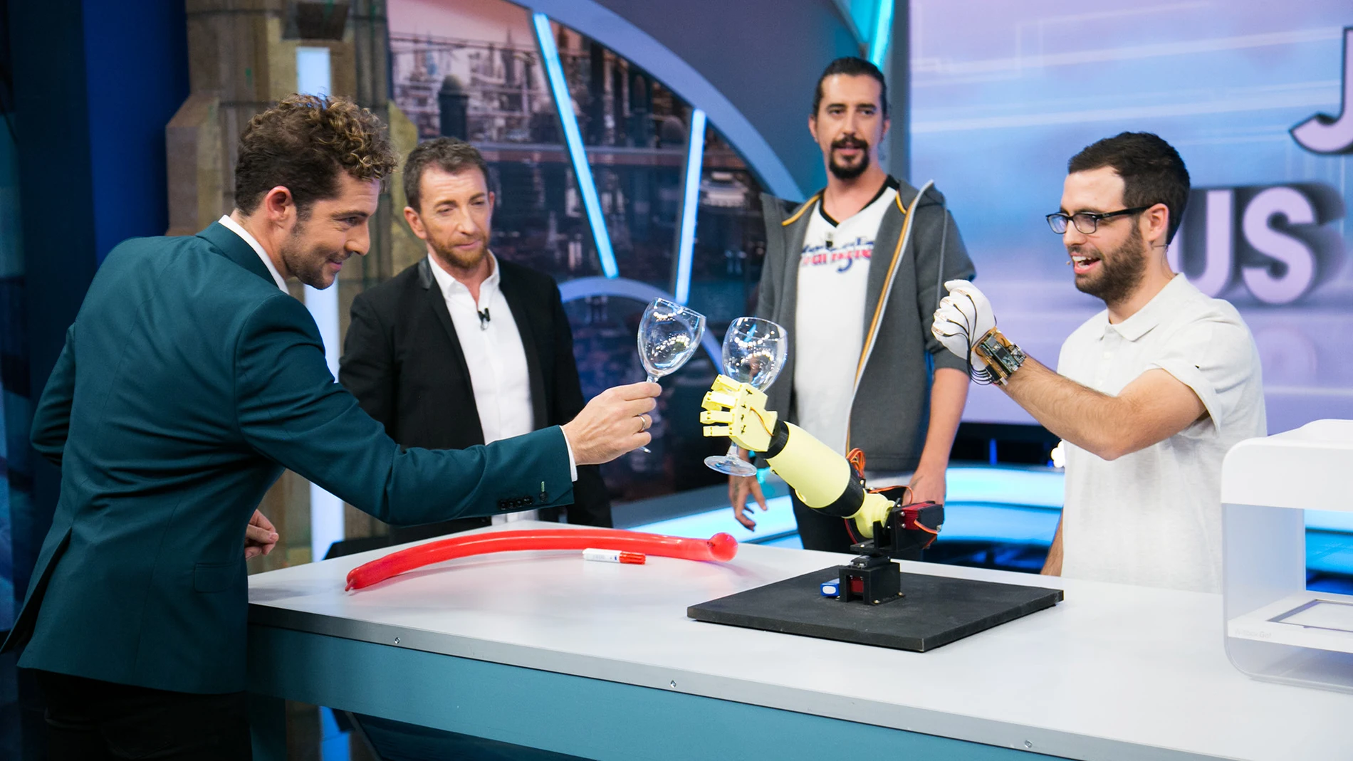 David Bisbal brinda con el brazo humanoide del equipo de ciencia de 'El Hormiguero 3.0'