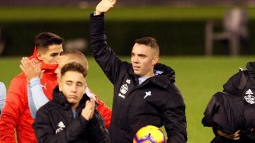 Iago Aspas saluda a la afición después del partido con el Celta