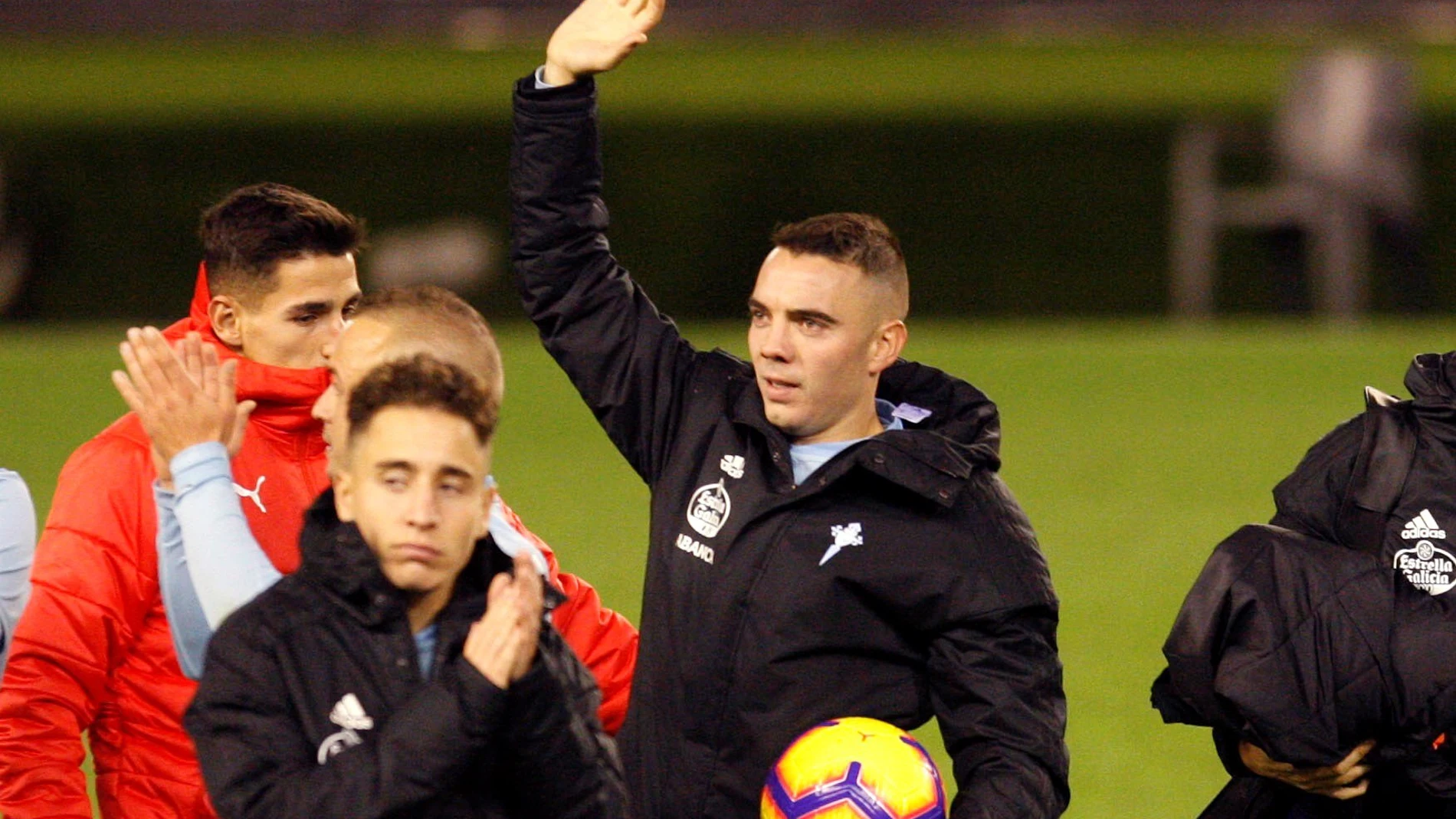 Iago Aspas saluda a la afición después del partido con el Celta Iago Aspas saluda a la afición después del partido con el Celta