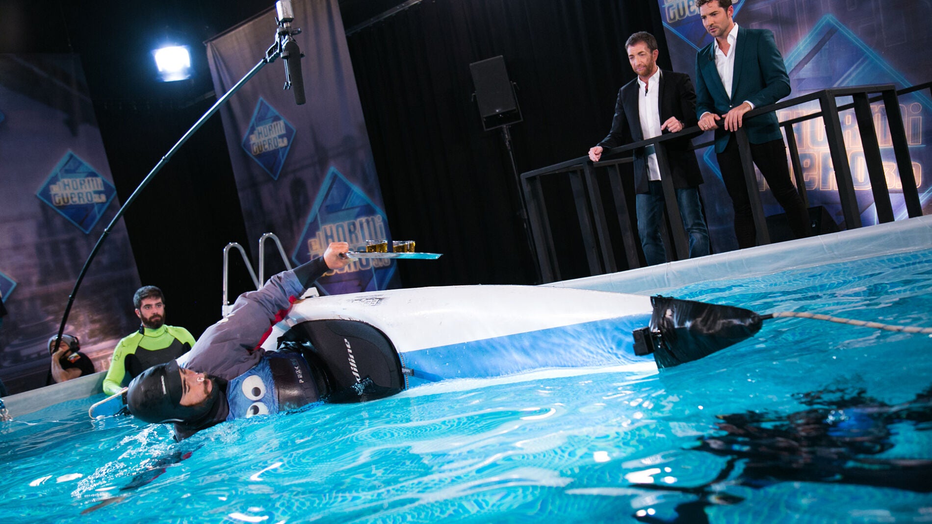 Rub&eacute;n bate el r&eacute;cord de vueltas en el agua sujetando una bandeja con vasos