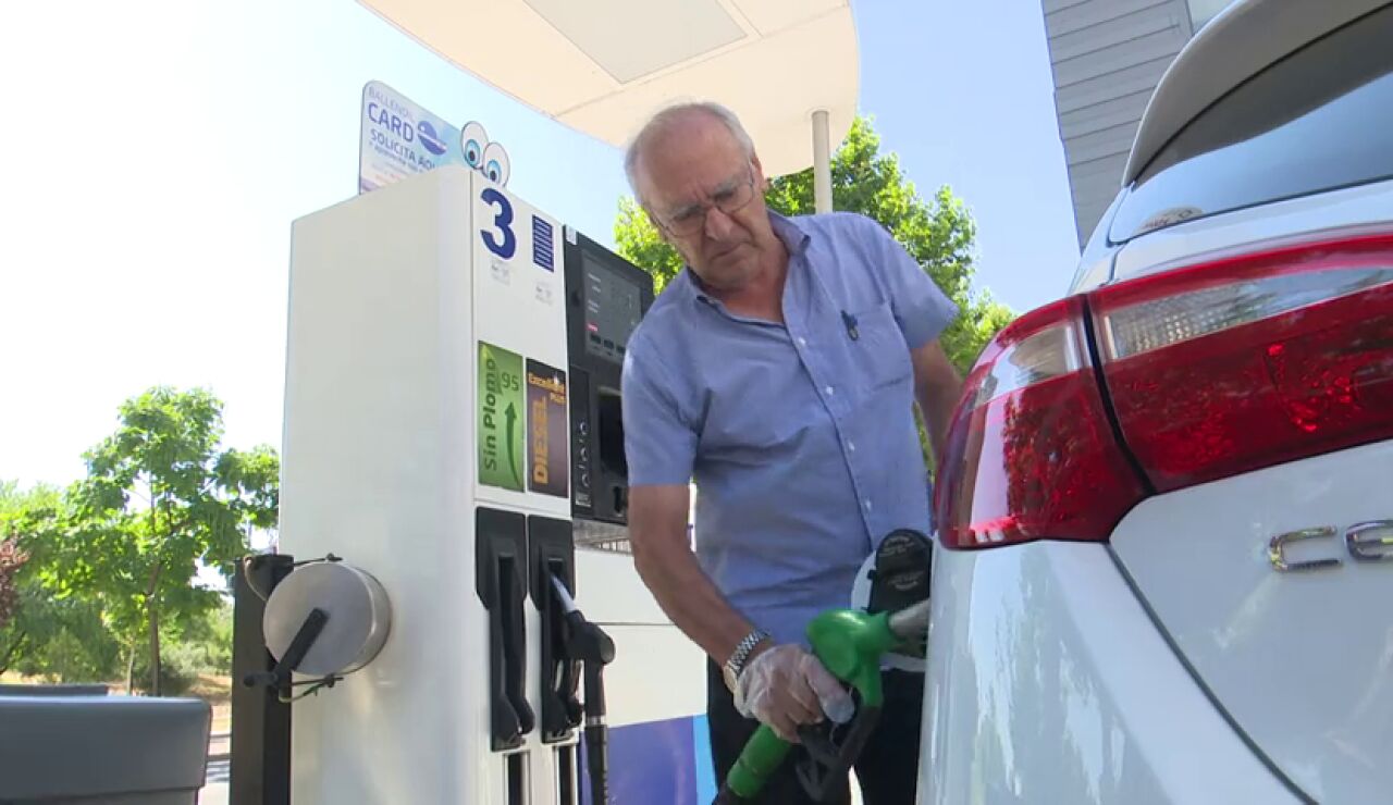 Imagen de archivo de un hombre repostando