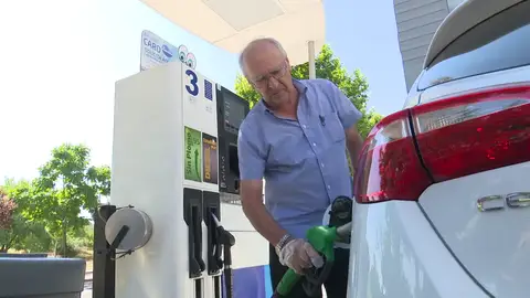 Imagen de archivo de un hombre repostando El precio de la gasolina y el del diésel encadenan una subida del 8 % y del 11 %, respectivamente, en lo que va de año
