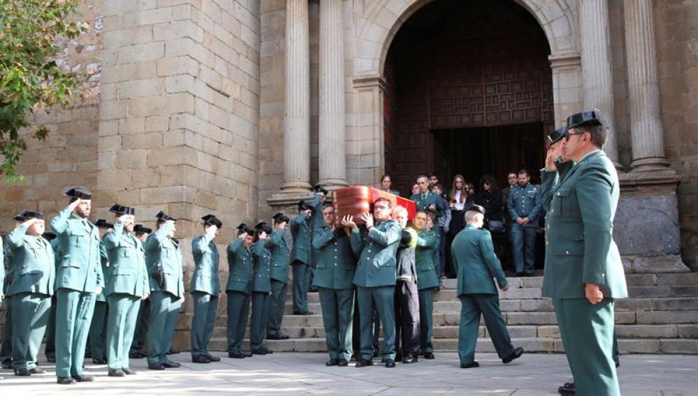 Silencio y tristeza en el adiós al guardia civil fallecido en Don Benito