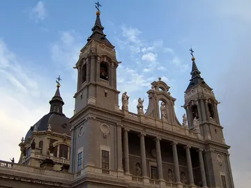 Fachada de la Catedral de La Almudena Fachada de la Catedral de La Almudena