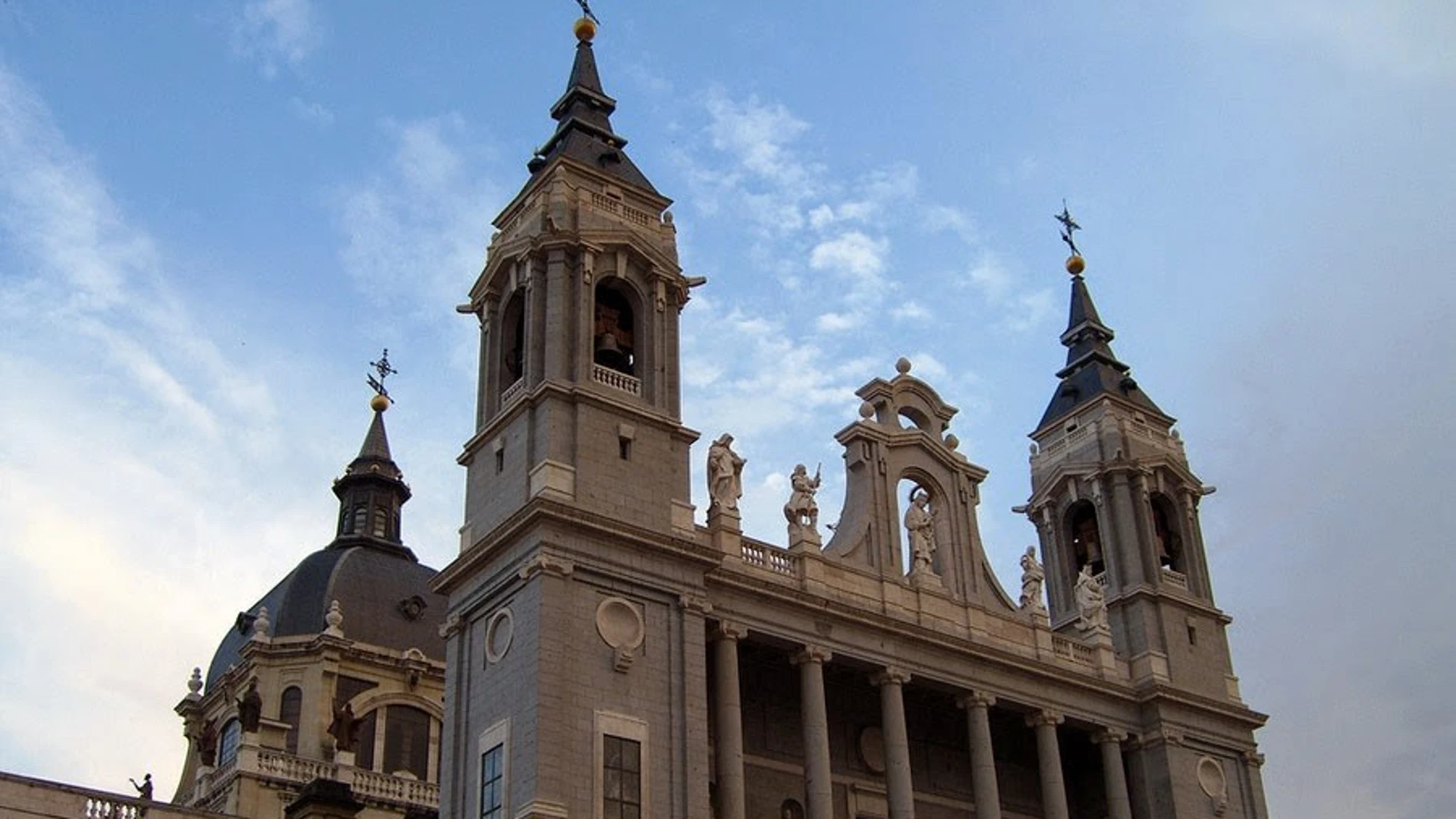 Fachada de la Catedral de La Almudena Fachada de la Catedral de La Almudena