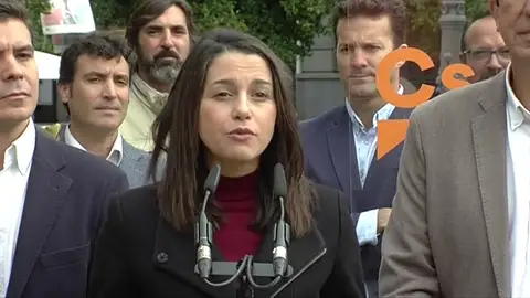 Ciudadanos y PP acusan al Gobierno de intentar que la Abogacía del Estado rebaje la acusación contra los líderes del 'procés' Ciudadanos y PP acusan al Gobierno de intentar que la Abogacía del Estado rebaje la acusación contra los líderes del 'procés'