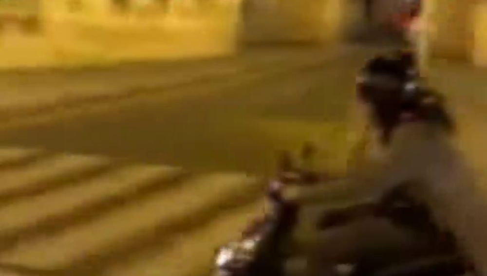 Un motorista imprudente se sube al carril bici y choca contra una marquesina en Sevilla