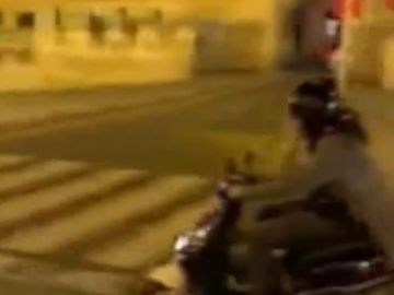 Un motorista imprudente se sube al carril bici y choca contra una marquesina en Sevilla