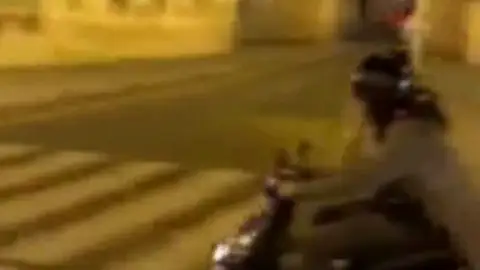 Un motorista imprudente se sube al carril bici y choca contra una marquesina en Sevilla Un motorista imprudente se sube al carril bici y choca contra una marquesina en Sevilla