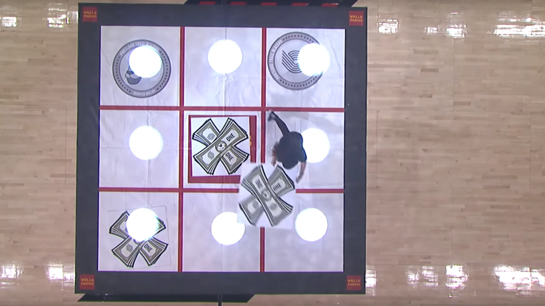 Una aficionada juega al tres en raya Una aficionada juega al tres en raya