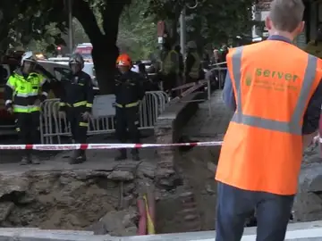Desalojados los vecinos de un edificio de Madrid por un gran socavón de unos treinta metros cuadrados Desalojados los vecinos de un edificio de Madrid por un gran socavón de unos treinta metros cuadrados