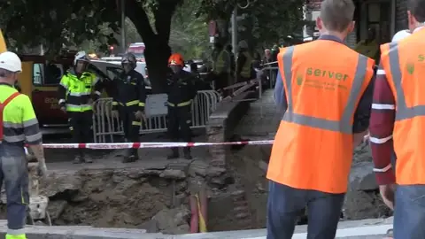Desalojados los vecinos de un edificio de Madrid por un gran socavón de unos treinta metros cuadrados Desalojados los vecinos de un edificio de Madrid por un gran socavón de unos treinta metros cuadrados