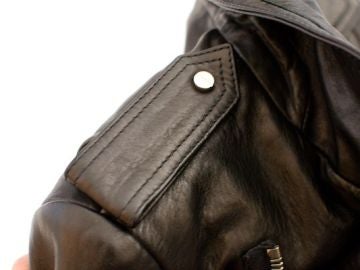 Detalle de una cazadora de cuero Detalle de una cazadora de cuero