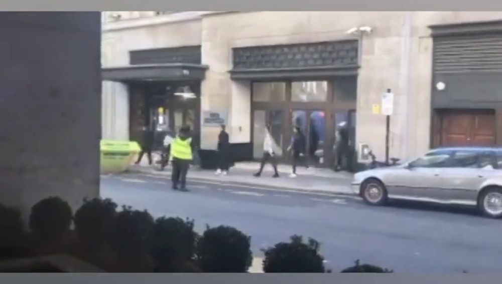 Dos personas apuñaladas en la sede de Sony Music en Londres