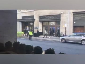 Dos personas apuñaladas en la sede de Sony Music en Londres