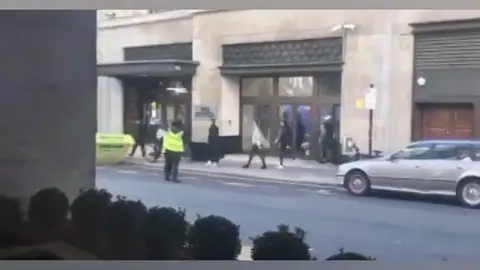 Dos personas apuñaladas en la sede de Sony Music en Londres Dos personas apuñaladas en la sede de Sony Music en Londres