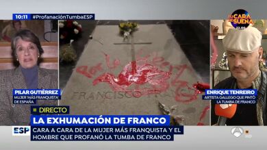 Pilar Gutiérrez ante el artista que ha pintado la tumba de Franco: 