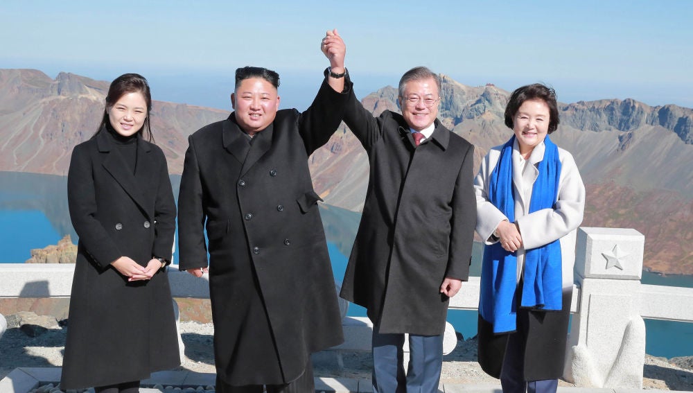 Los líderes de Corea del Norte y Corea del Sur, Kim Jong Un y Moon Jae-in, junto a sus esposas