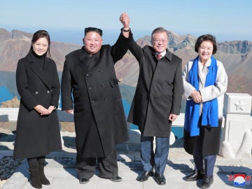 Los líderes de Corea del Norte y Corea del Sur, Kim Jong Un y Moon Jae-in, junto a sus esposas